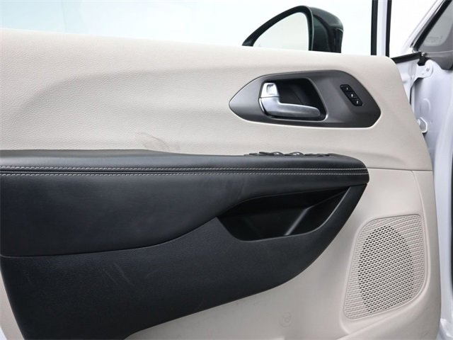 Used 2024 Chrysler Pacifica Touring-L image 9