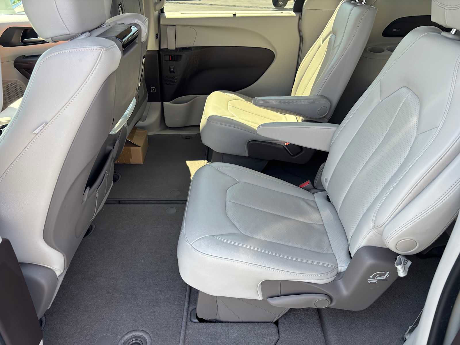 Used 2020 Chrysler Pacifica Touring-L Plus w/ Tire & Wheel Group image 20