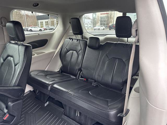 Used 2022 Chrysler Pacifica Touring-L image 15