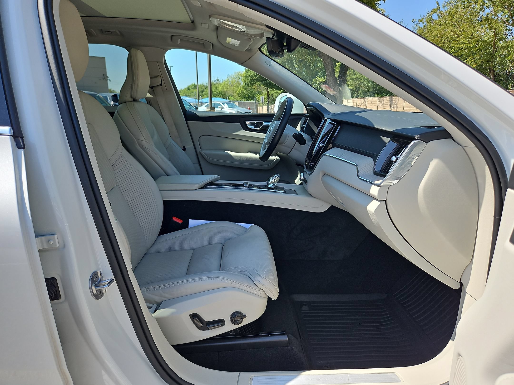 Used 2022 Volvo XC60 B5 Inscription w/ Advanced Package FWD image 27