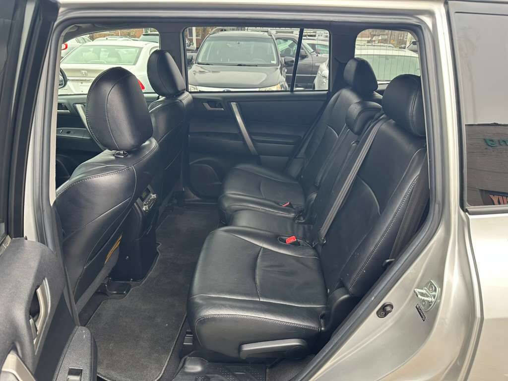 Used 2010 Toyota Highlander SE image 22