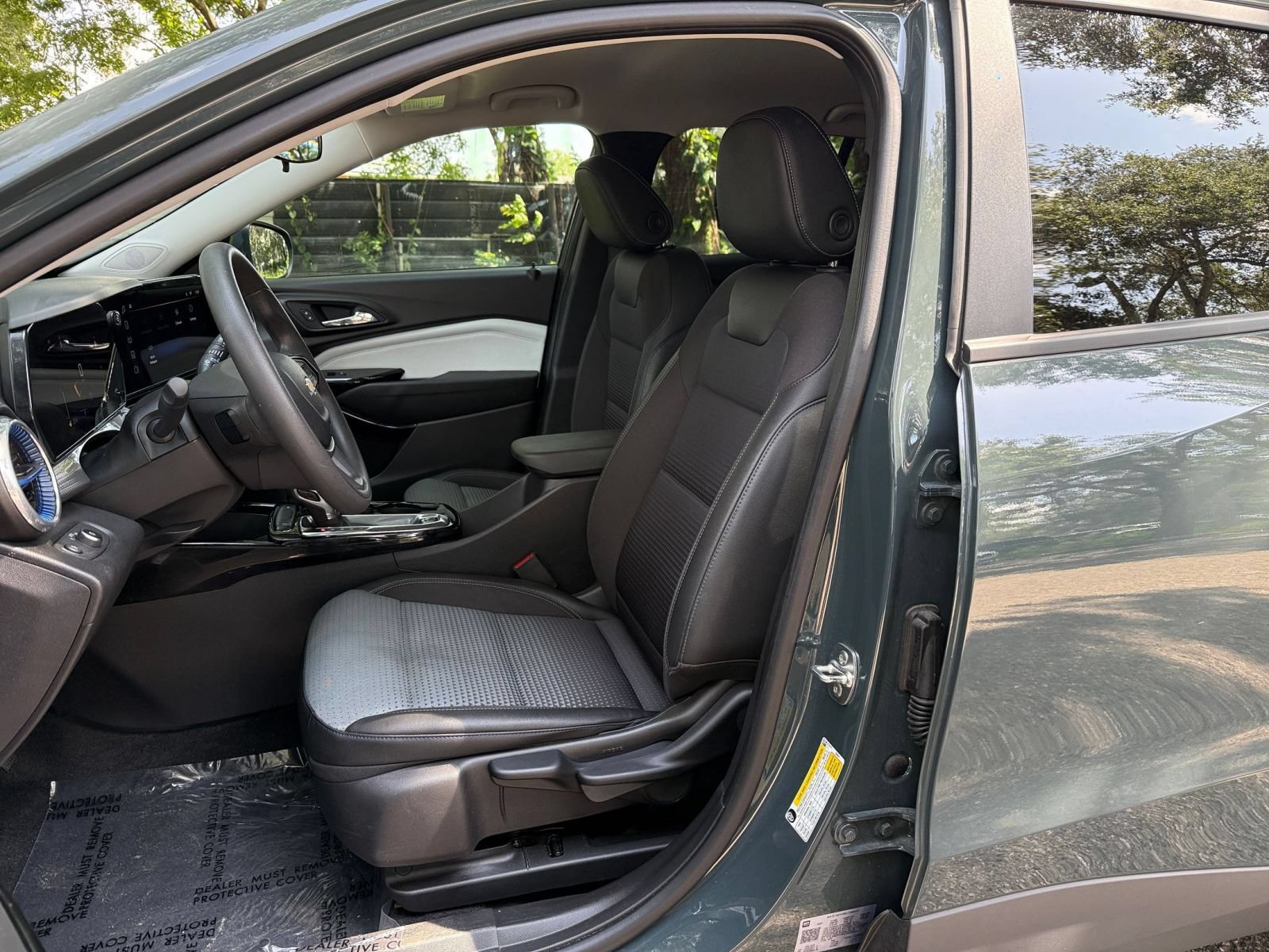 Used 2025 Chevrolet Trax LT FWD image 33