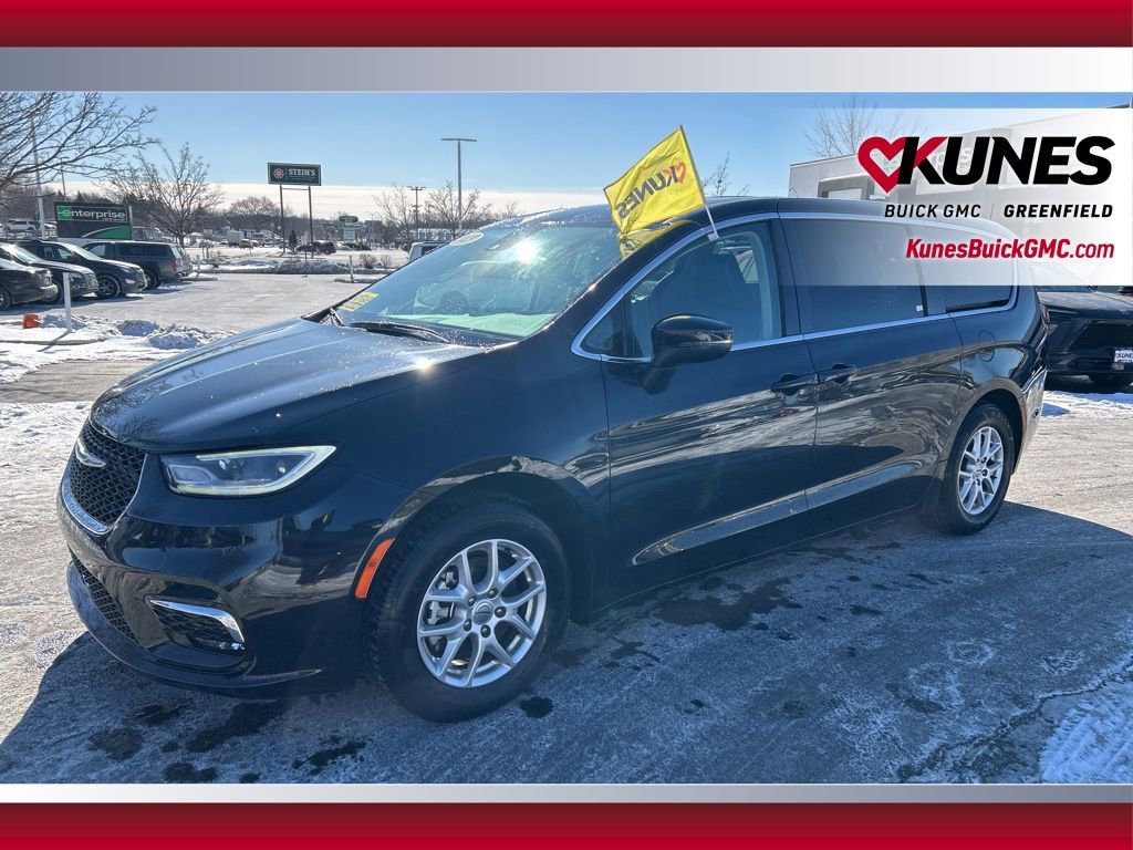 Used 2023 Chrysler Pacifica Touring-L image 12