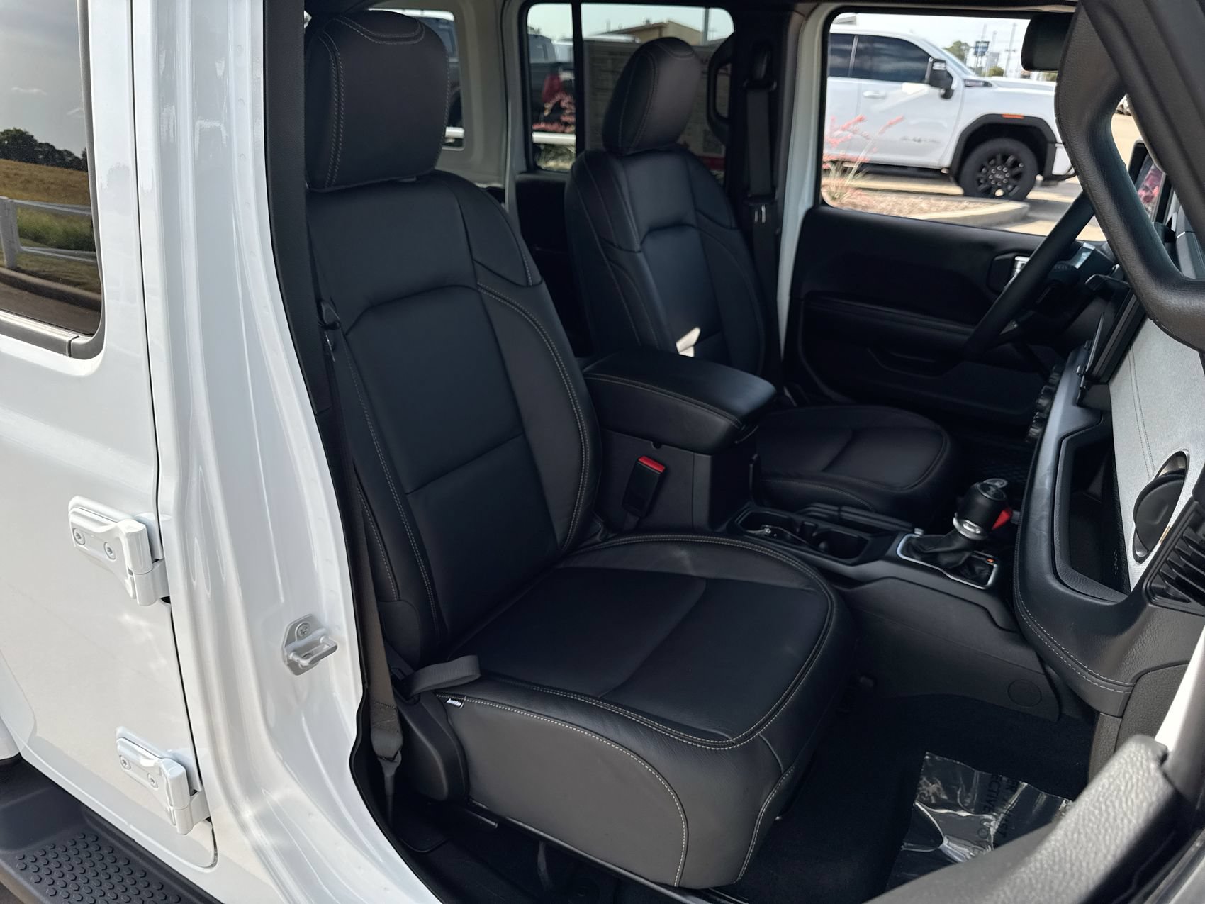 Used 2026 Jeep Wrangler Unlimited Sahara AWD/4WD image 23