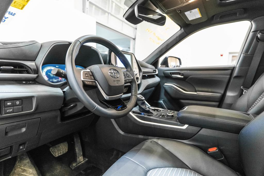Certified 2025 Toyota Highlander XSE image 3