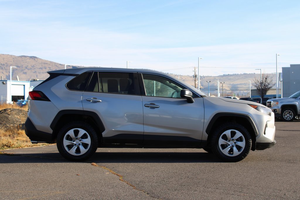 Used 2022 Toyota RAV4 LE image 7