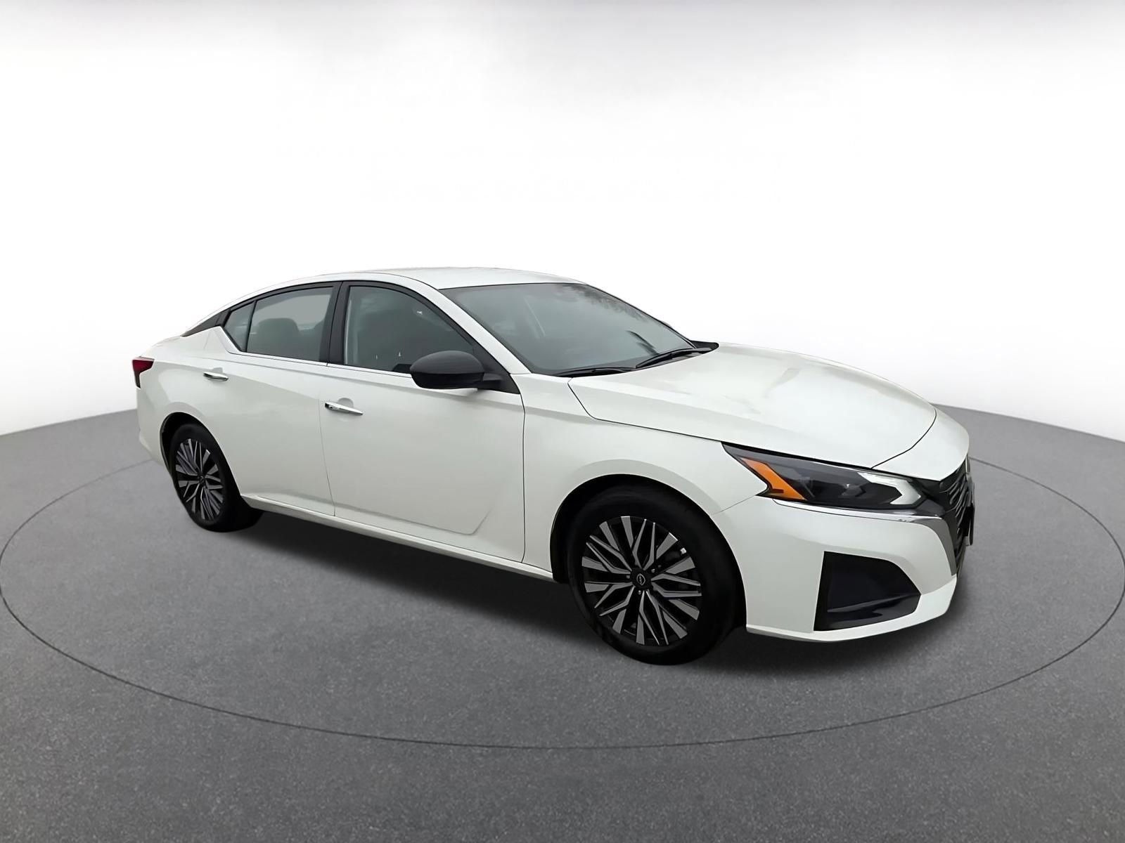 Used 2025 Nissan Altima 2.5 SV image 2