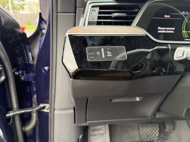 Used 2022 Audi e-tron Premium Plus w/ Premium Plus Package AWD/4WD image 13