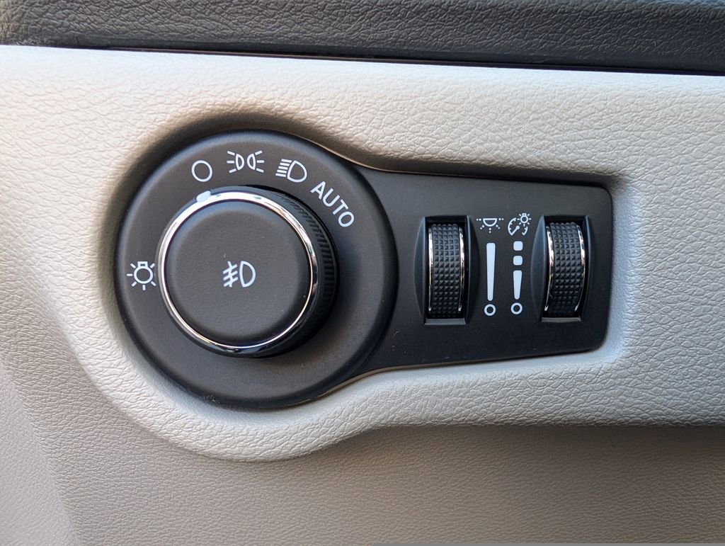 Used 2024 Chrysler Pacifica Touring-L FWD image 26