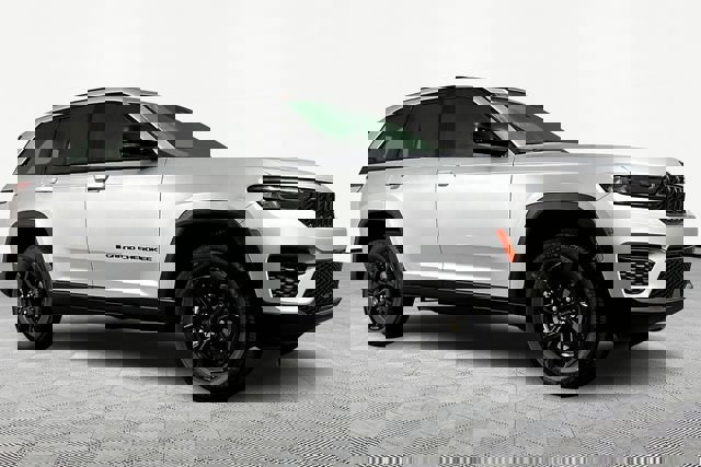 New 2025 Jeep Grand Cherokee Laredo image 3