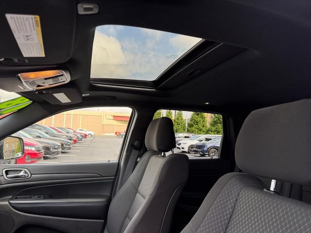 Used 2018 Jeep Grand Cherokee Laredo AWD/4WD image 15