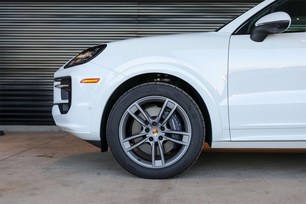 Used 2025 Porsche Cayenne image 9