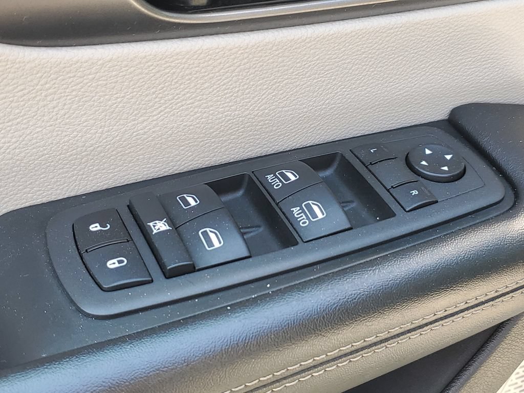 Used 2022 Chrysler Pacifica Touring-L FWD image 25