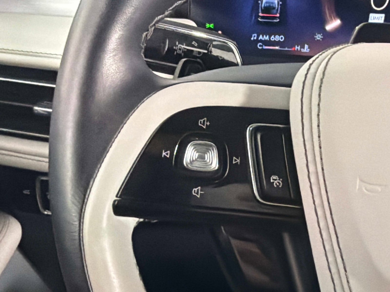 Used 2025 Lincoln Aviator Reserve w/ Equipment Group 201A AWD/4WD image 48