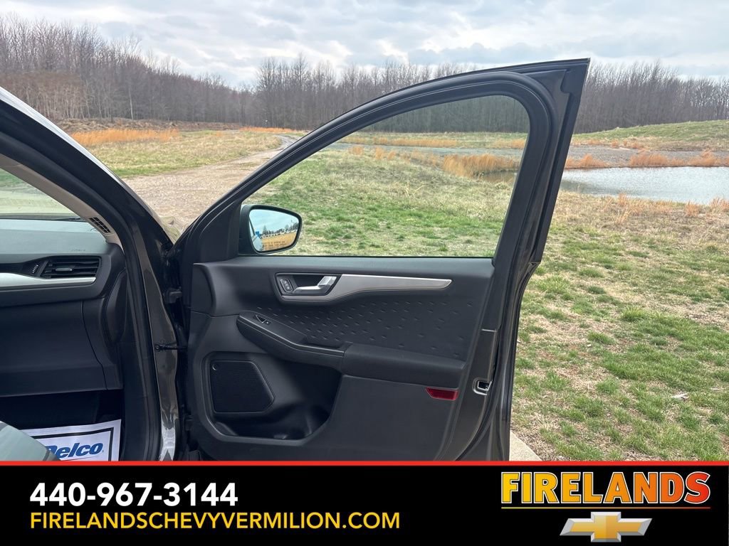 Used 2020 Ford Escape SE image 32