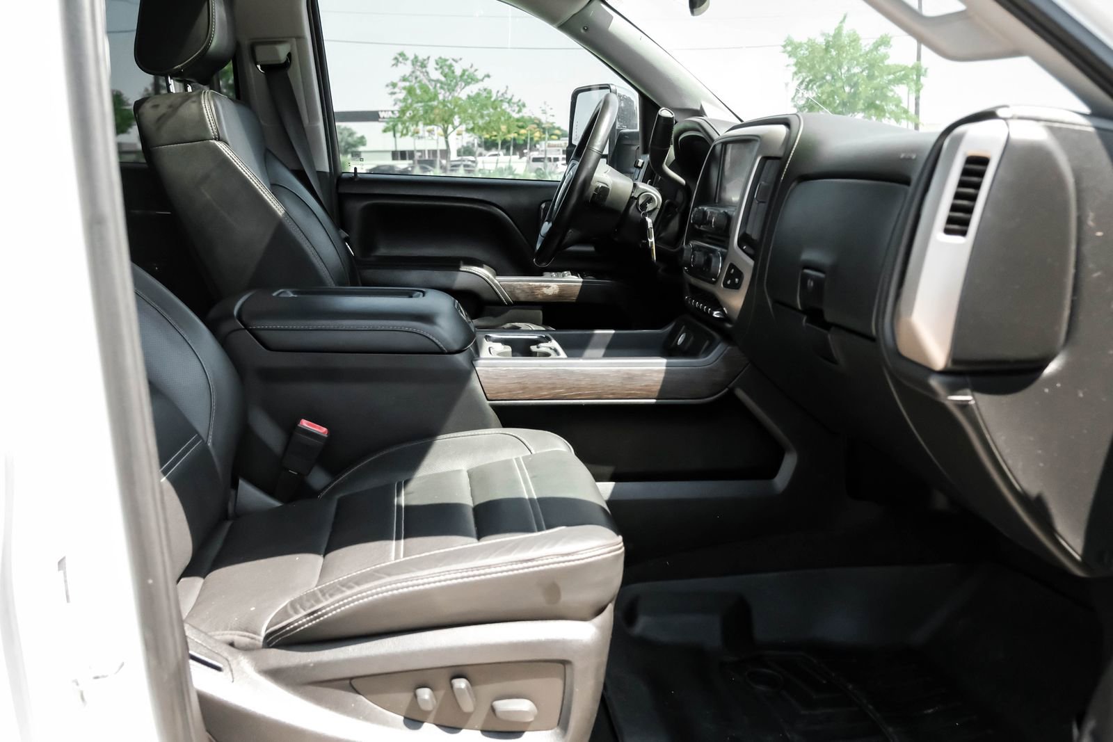 Used 2017 GMC Sierra 2500 Denali w/ Duramax Plus Package AWD/4WD image 31