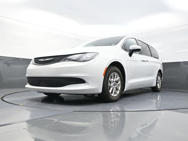 Used 2023 Chrysler Voyager LX image 33