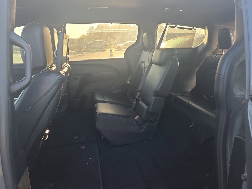 Used 2020 Chrysler Pacifica Touring-L Plus w/ S Appearance Package image 8