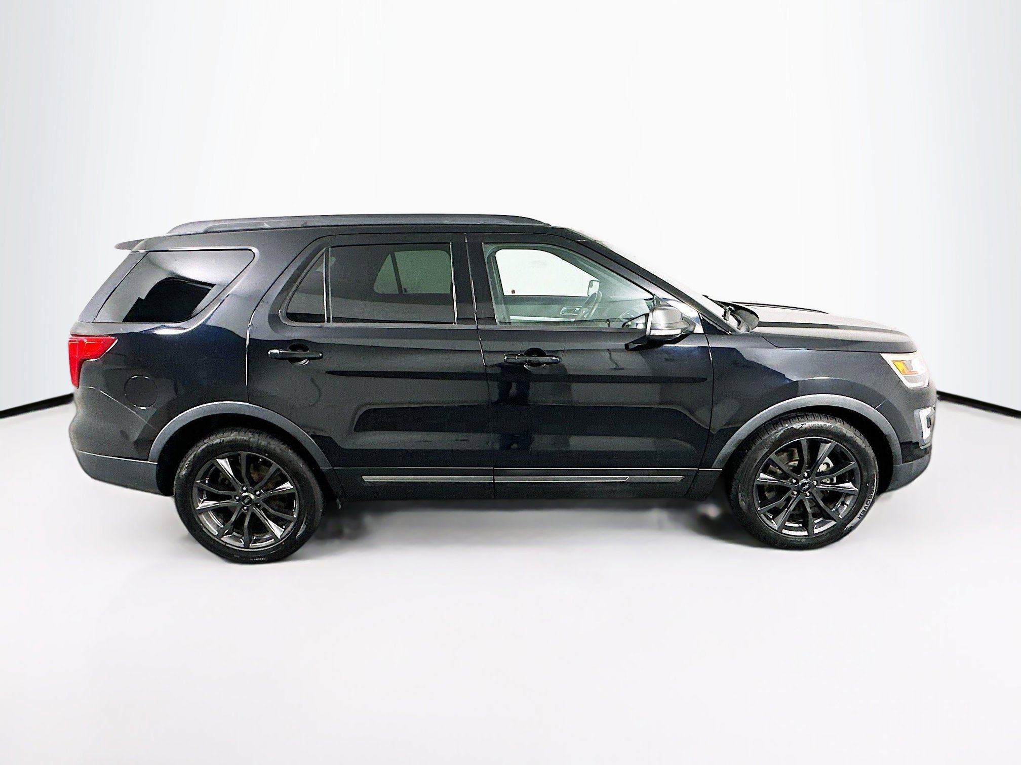 Used 2017 Ford Explorer XLT w/ Equipment Group 202A FWD image 10