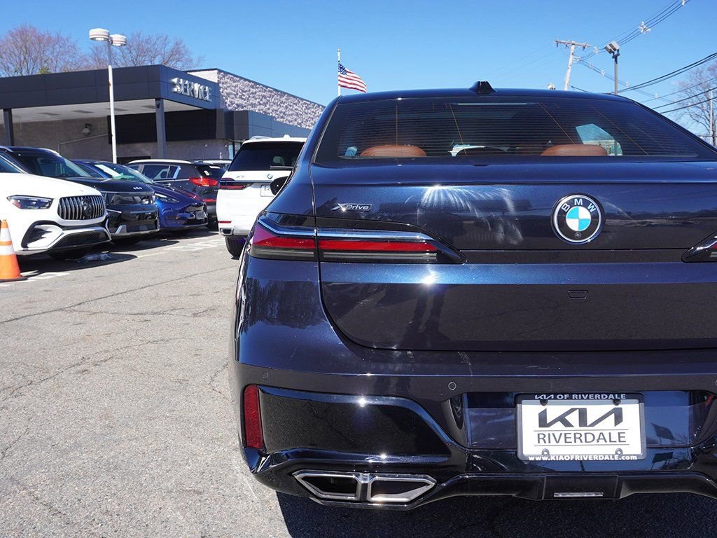Used 2023 BMW 760i xDrive image 17