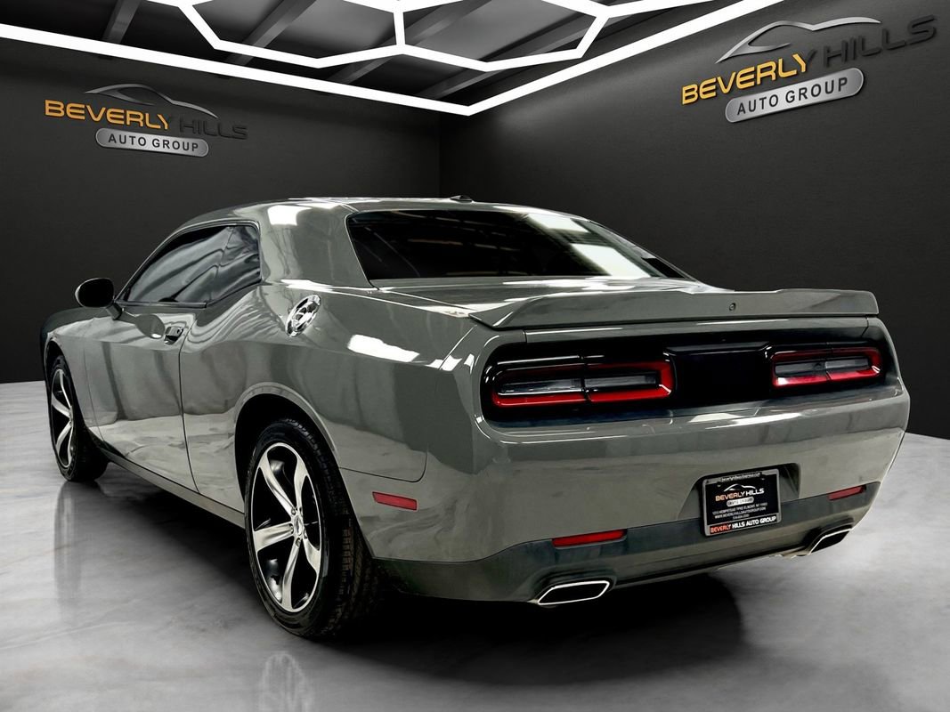 Used 2019 Dodge Challenger SXT image 3