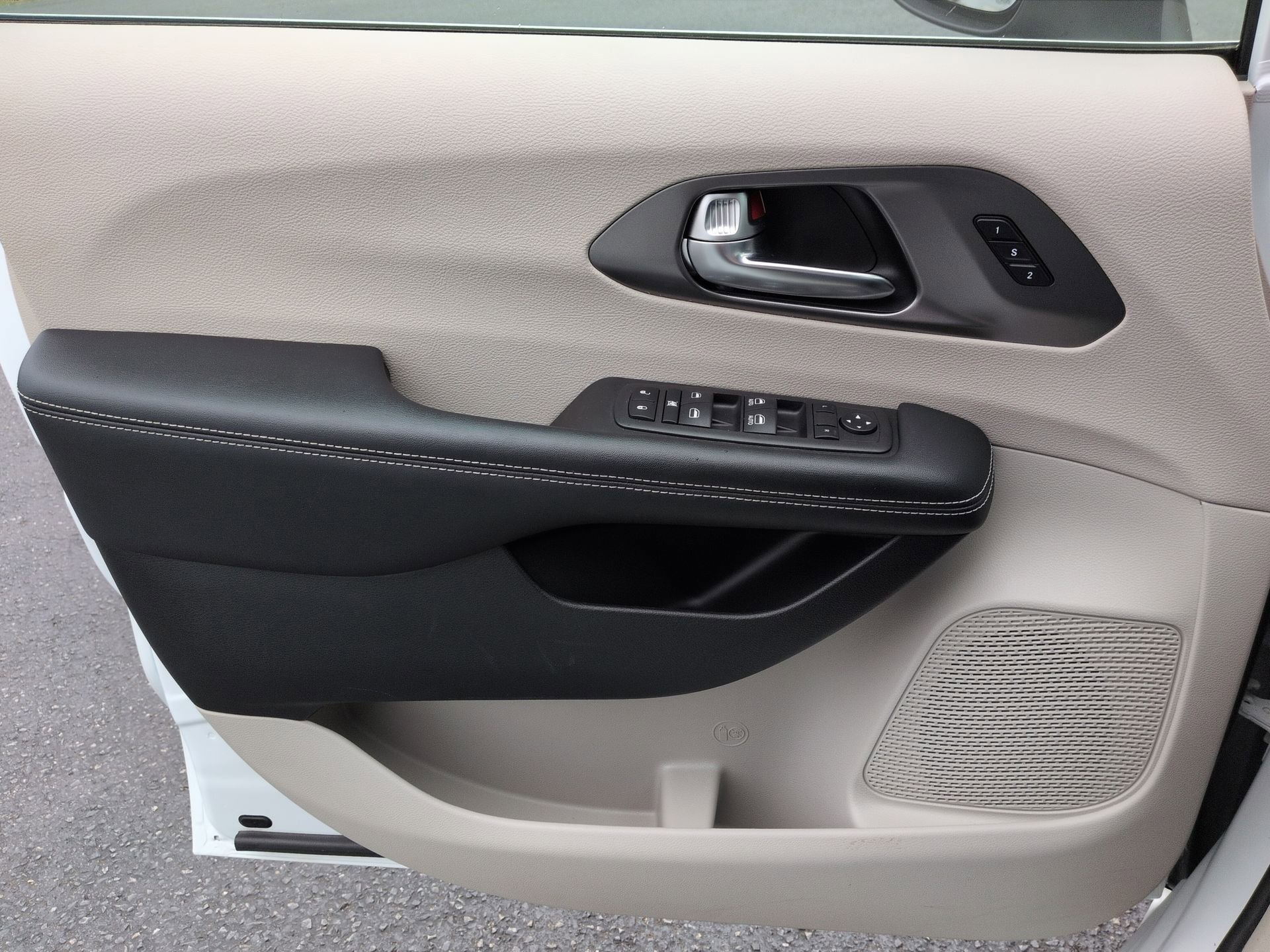 Used 2023 Chrysler Pacifica Touring-L image 21