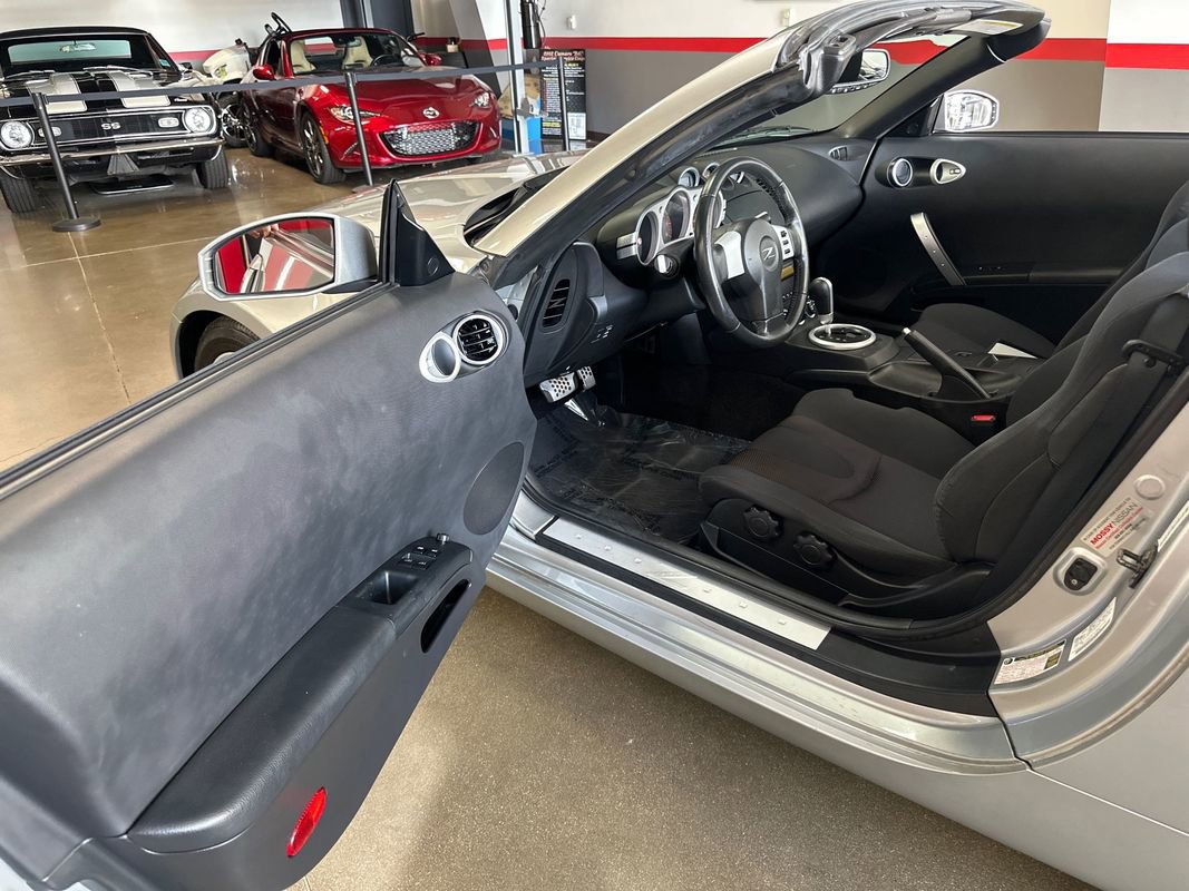 Used 2004 Nissan 350Z Enthusiast w/ Side Airbags Pkg image 47