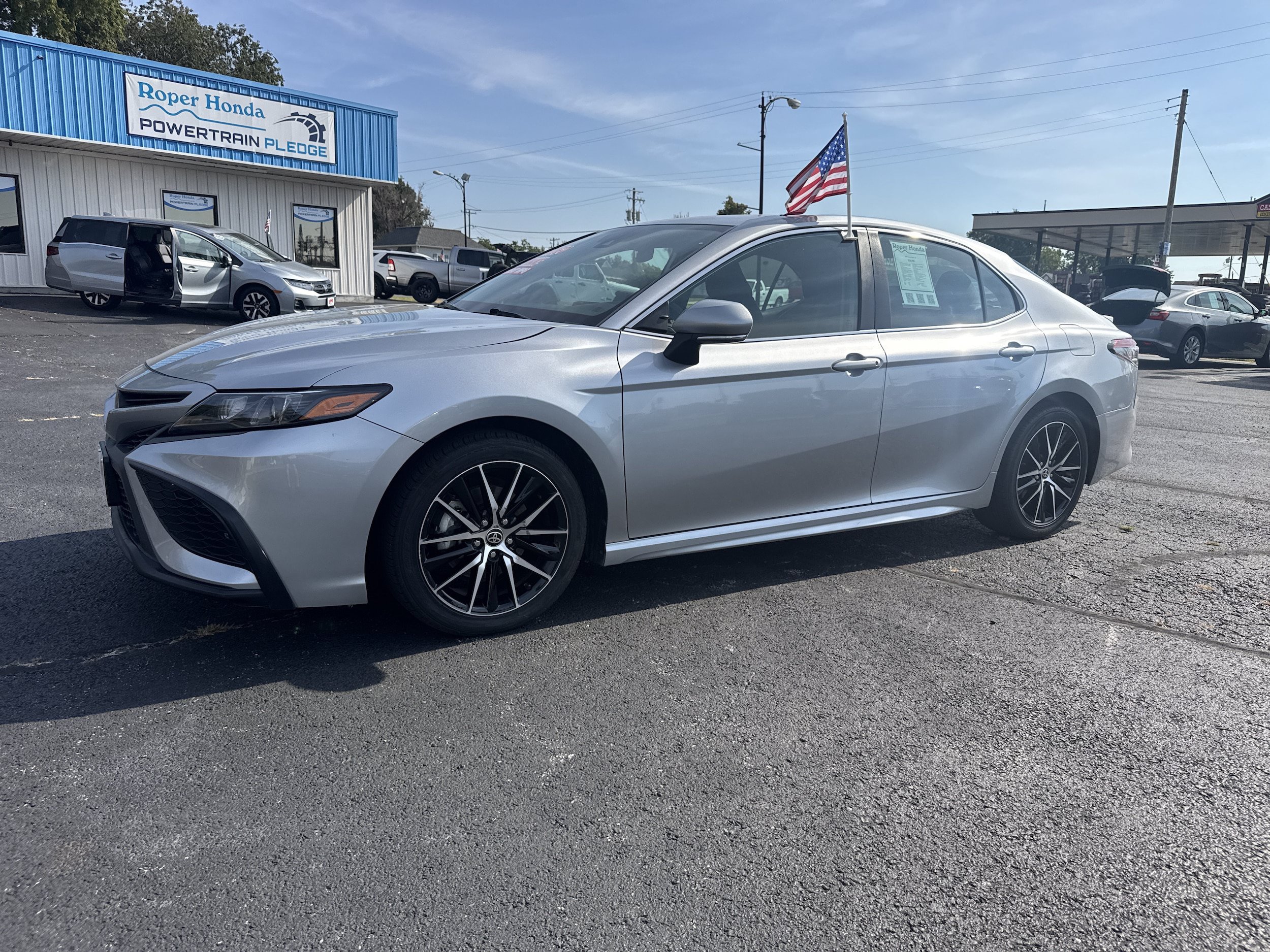 Used 2024 Toyota Camry SE FWD image 2