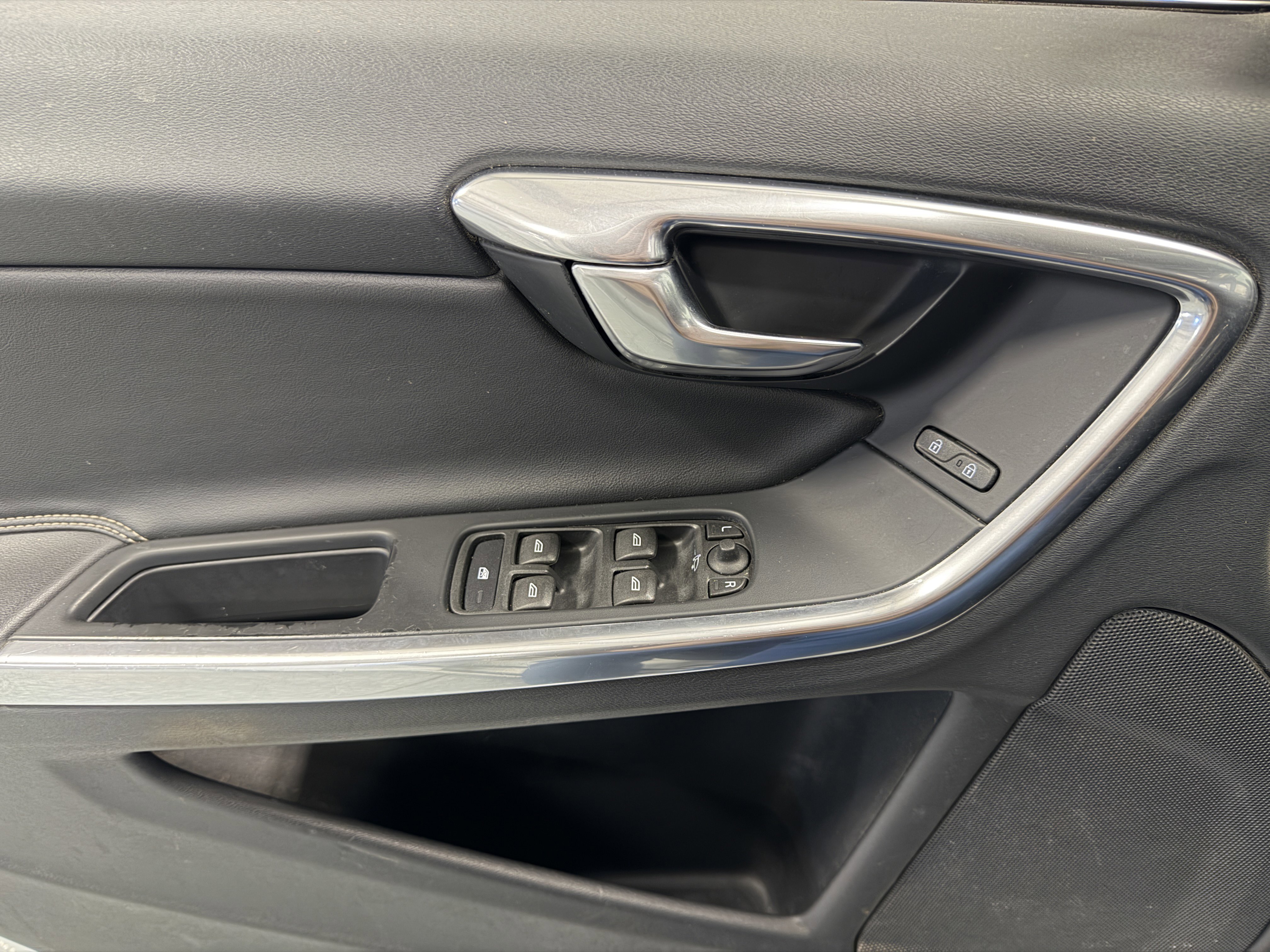 Used 2017 Volvo V60 T6 R-Design Platinum w/ Climate Package image 22