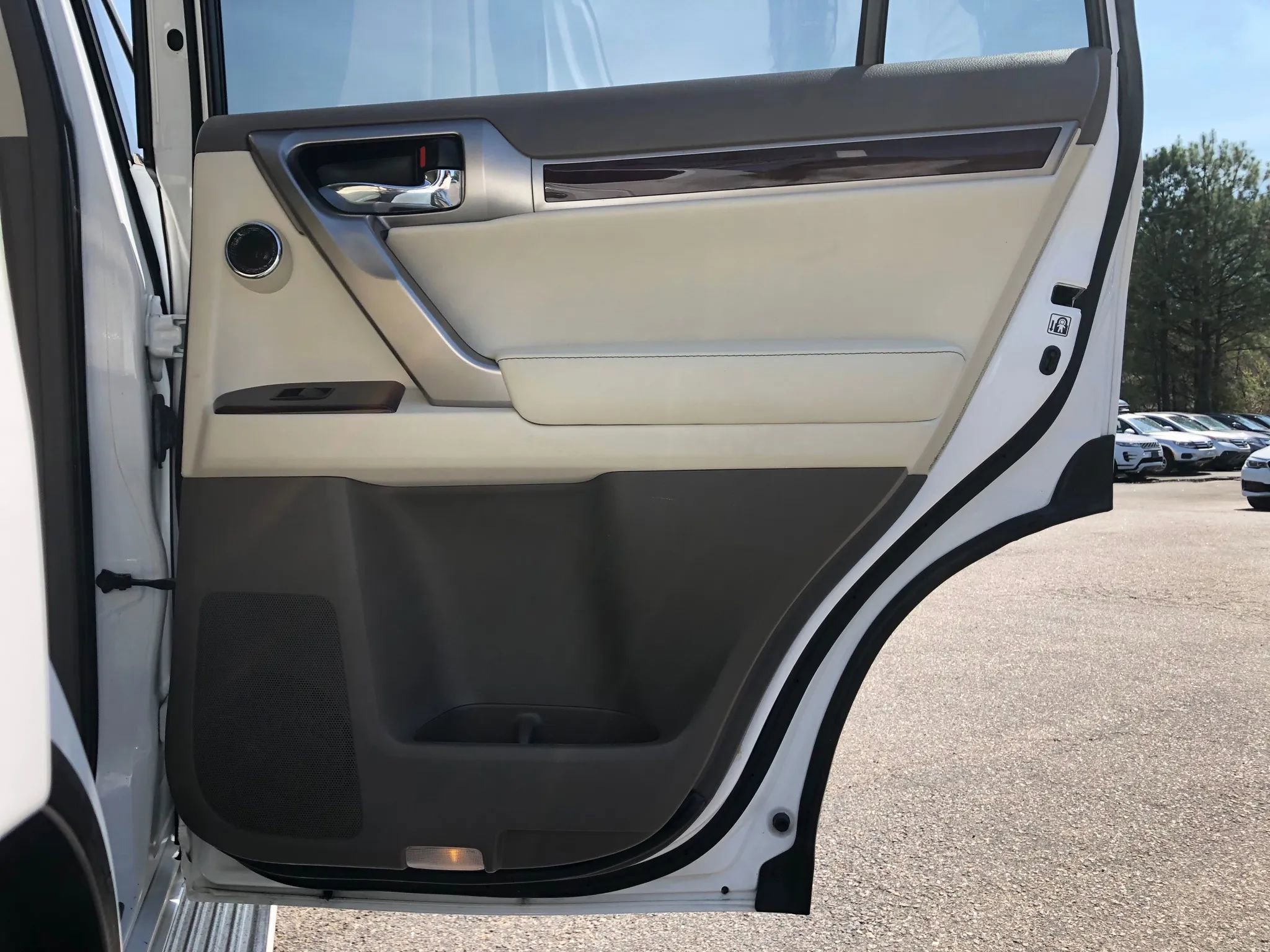 Used 2016 Lexus GX 460 Luxury w/ Preferred Accessory Package image 15