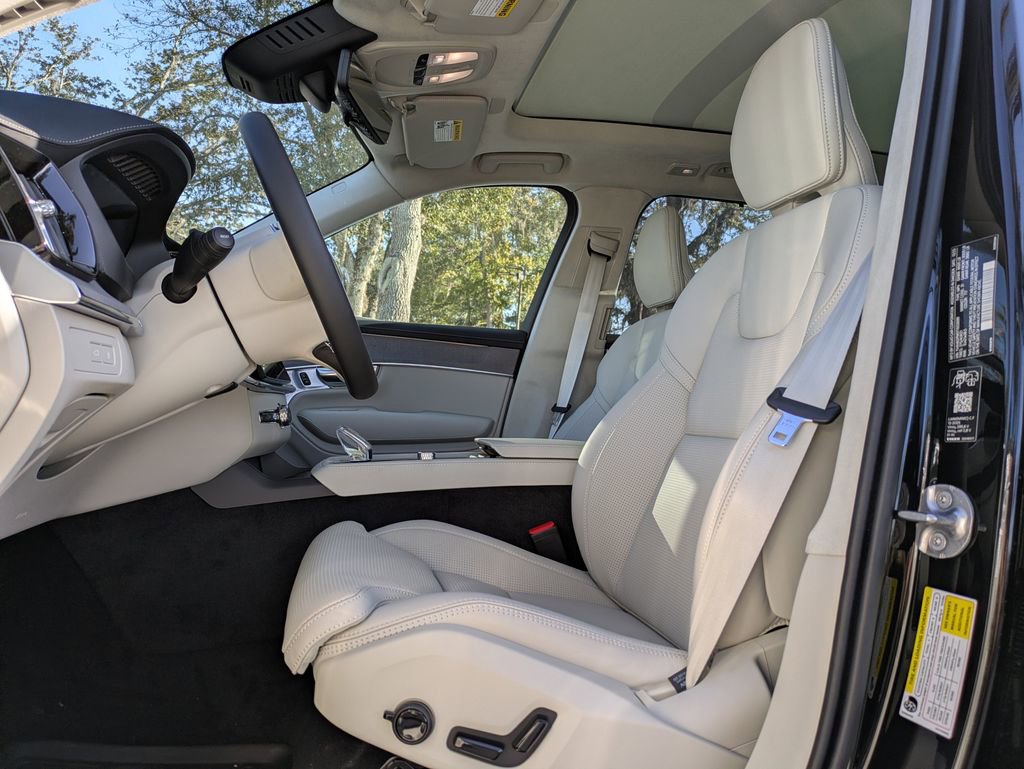 New 2026 Volvo XC90 T8 Ultra w/ Lounge Package image 2