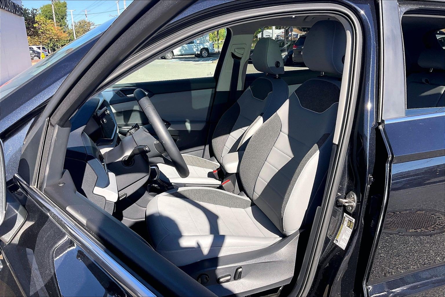 Used 2023 Volkswagen Taos SE w/ Panoramic Sunroof Package AWD/4WD image 30