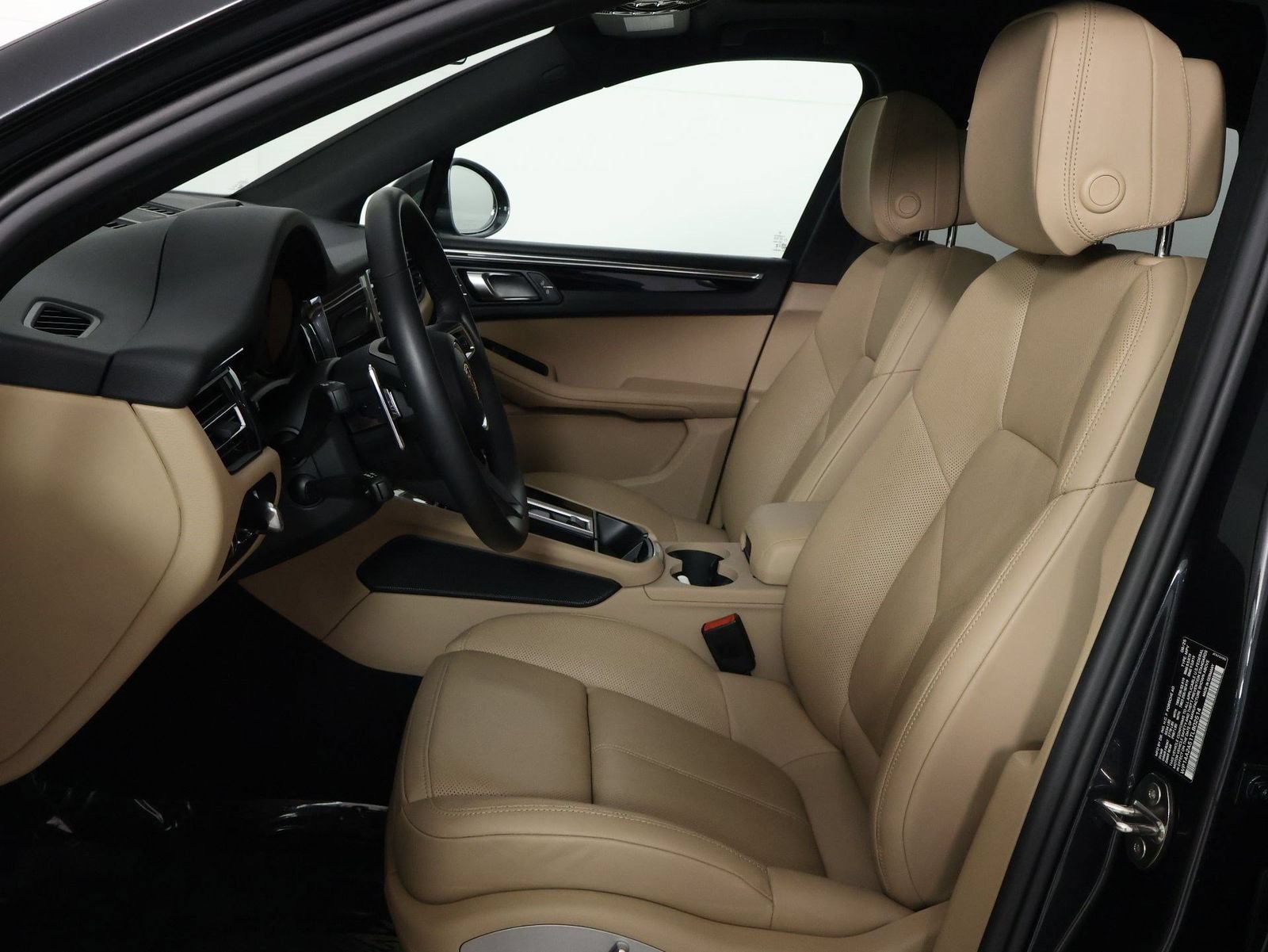 Certified 2026 Porsche Macan AWD/4WD image 5