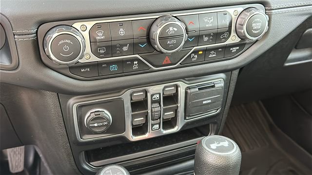 Used 2024 Jeep Wrangler Unlimited Sahara w/ Safety Group image 16