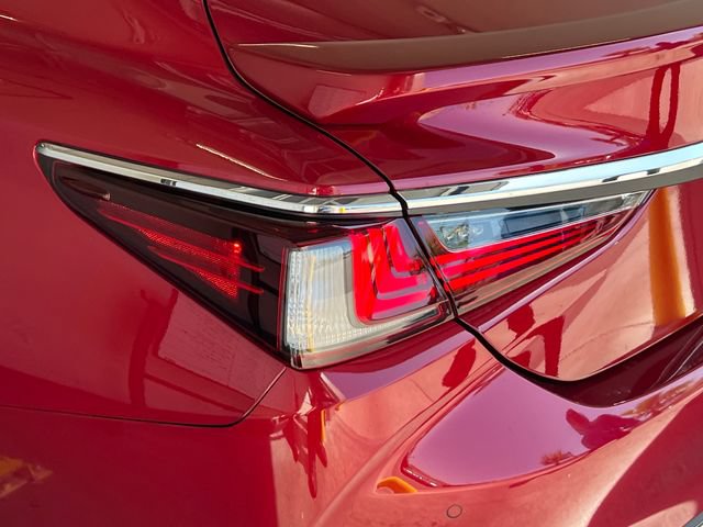 Used 2024 Lexus ES 300h w/ Premium Package FWD image 18