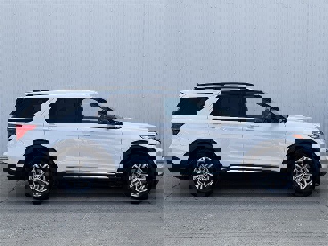 Used 2024 Ford Explorer XLT w/ Equipment Group 202A image 3