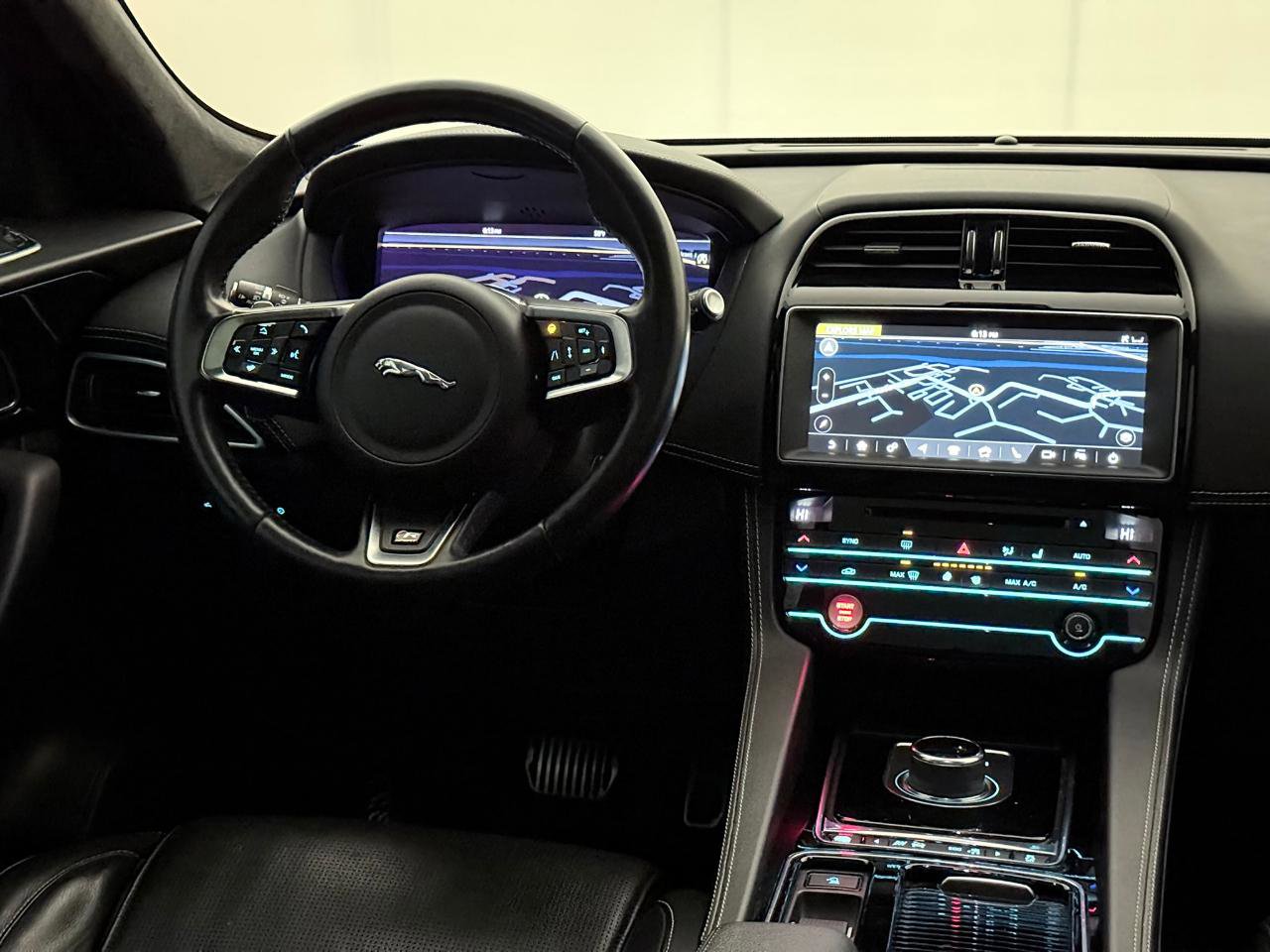 Used 2019 Jaguar F-PACE R-Sport image 33