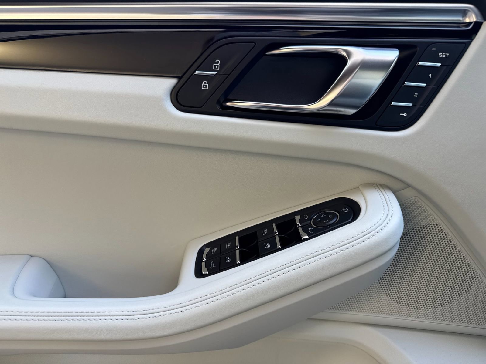 Certified 2023 Porsche Macan Turbo image 12