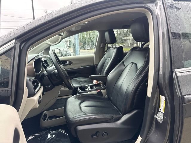 Used 2019 Chrysler Pacifica Touring-L FWD image 12