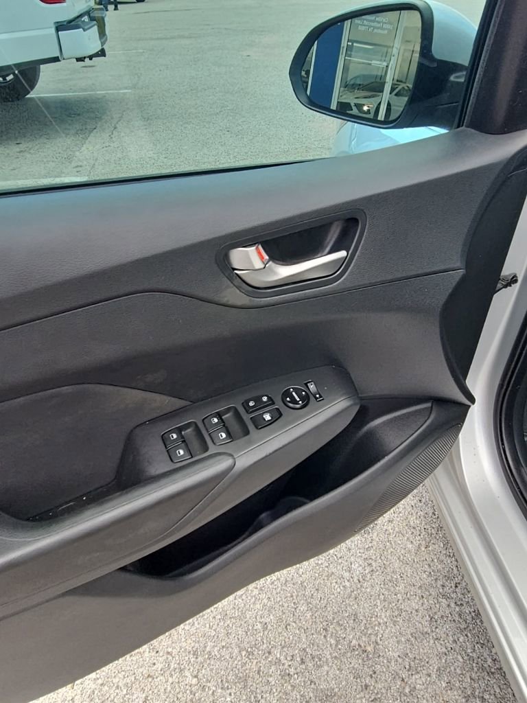 Used 2021 Hyundai Accent SE FWD image 11