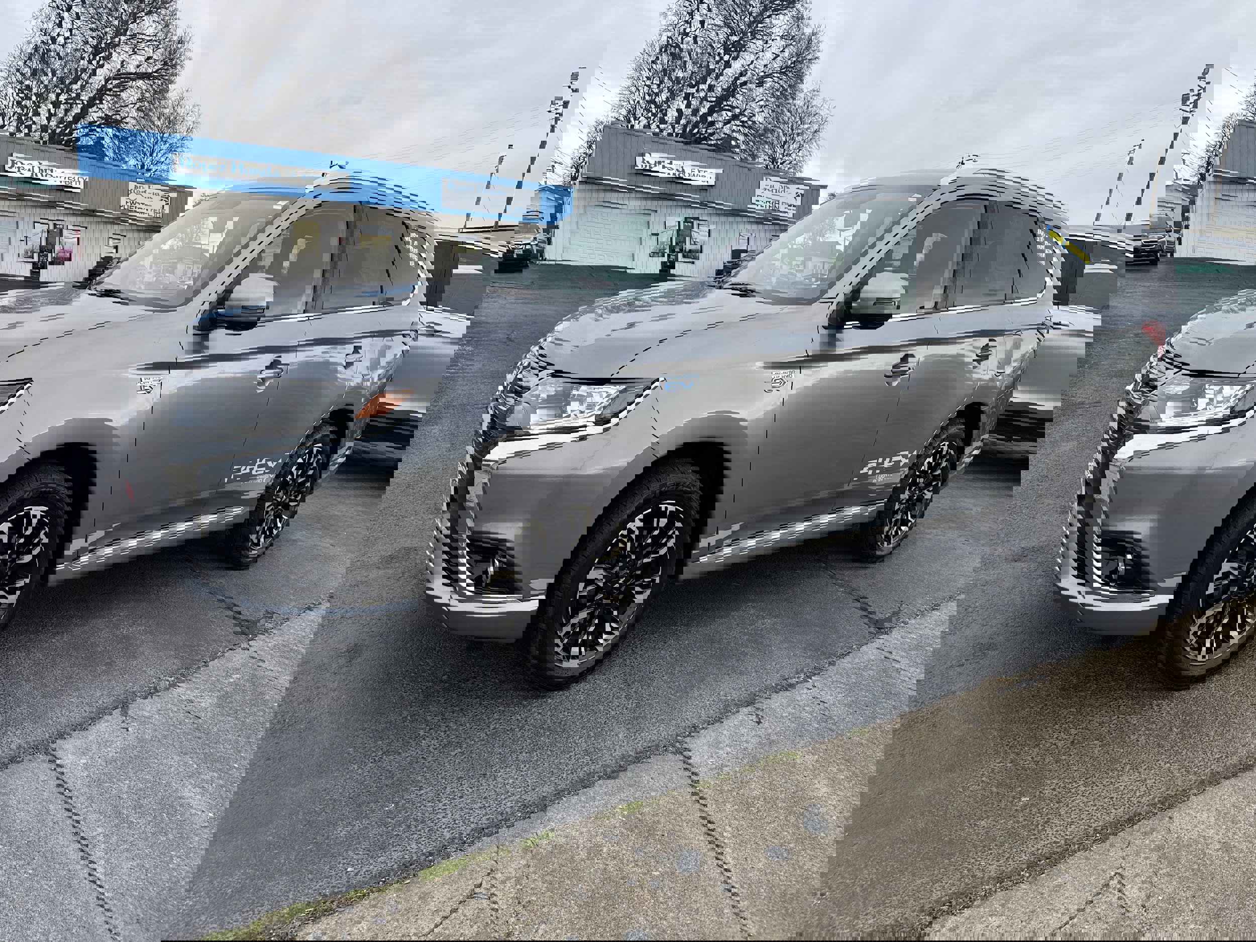 Used 2018 Mitsubishi Outlander SEL image 3