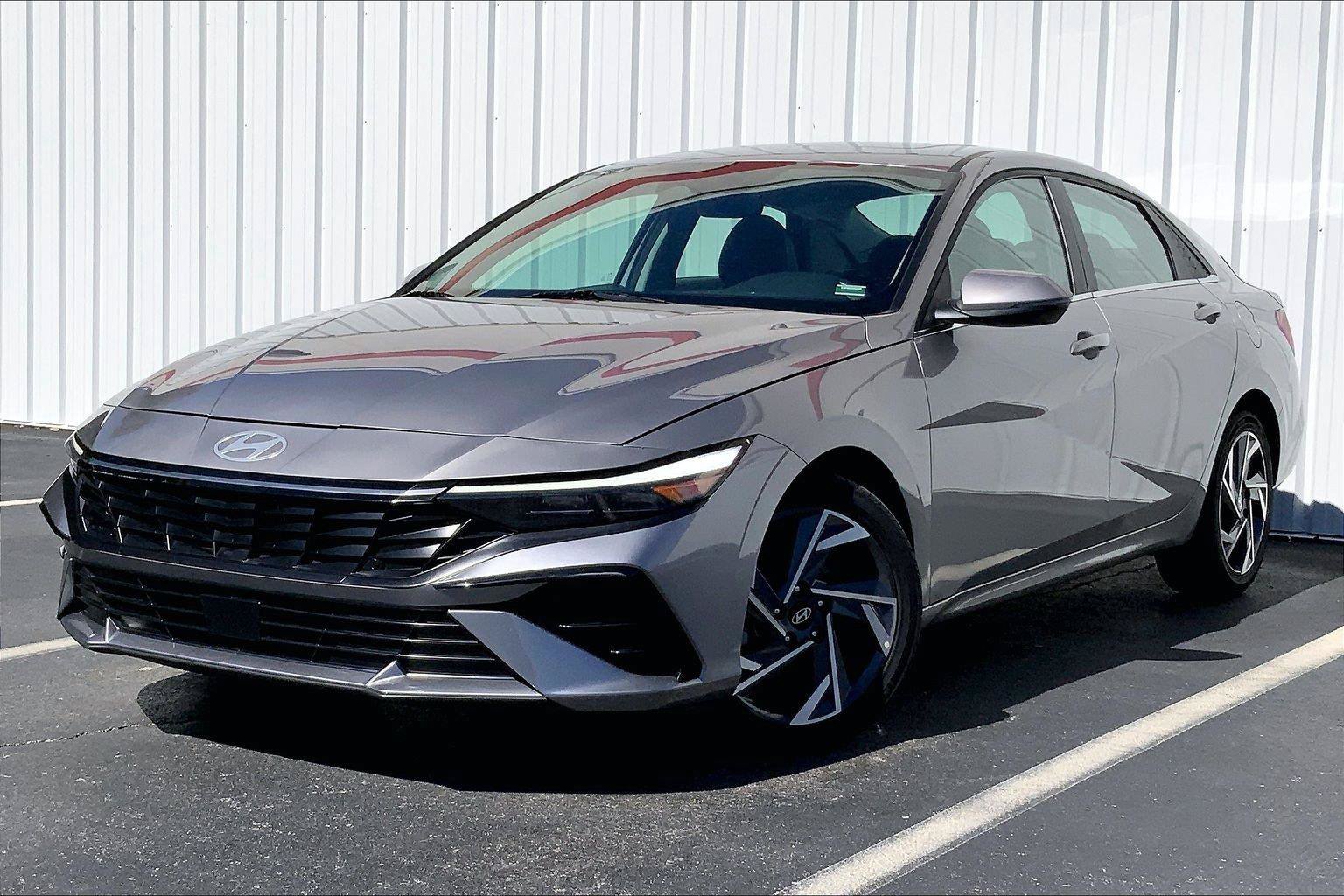 Used 2025 Hyundai Elantra Limited FWD image 1