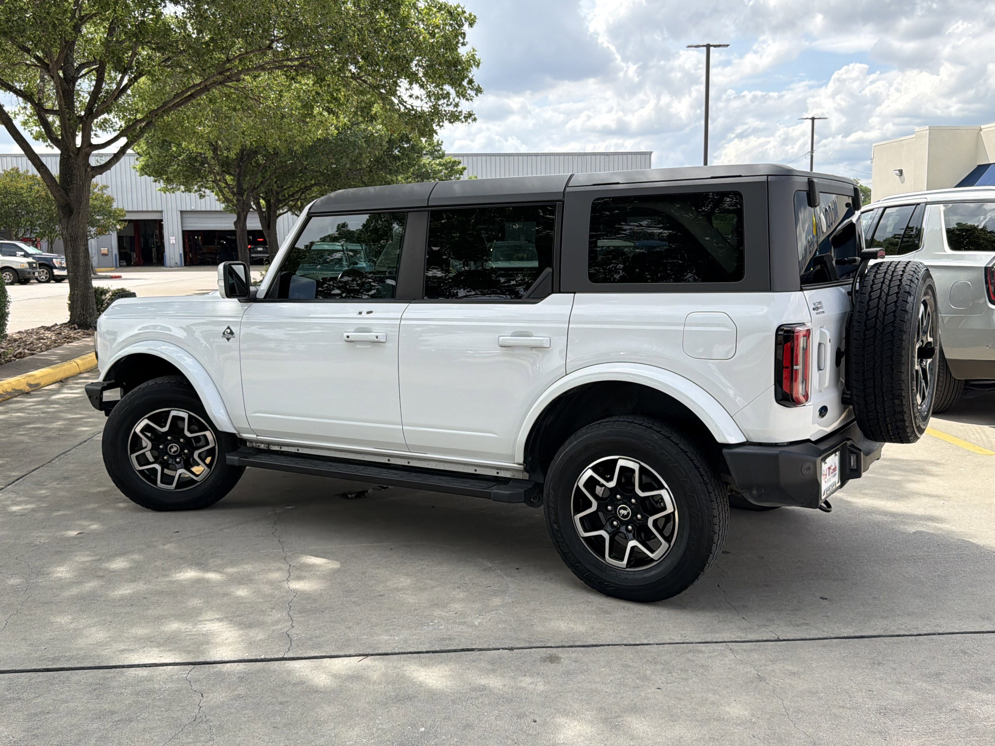 Used 2022 Ford Bronco Outer Banks AWD/4WD image 9