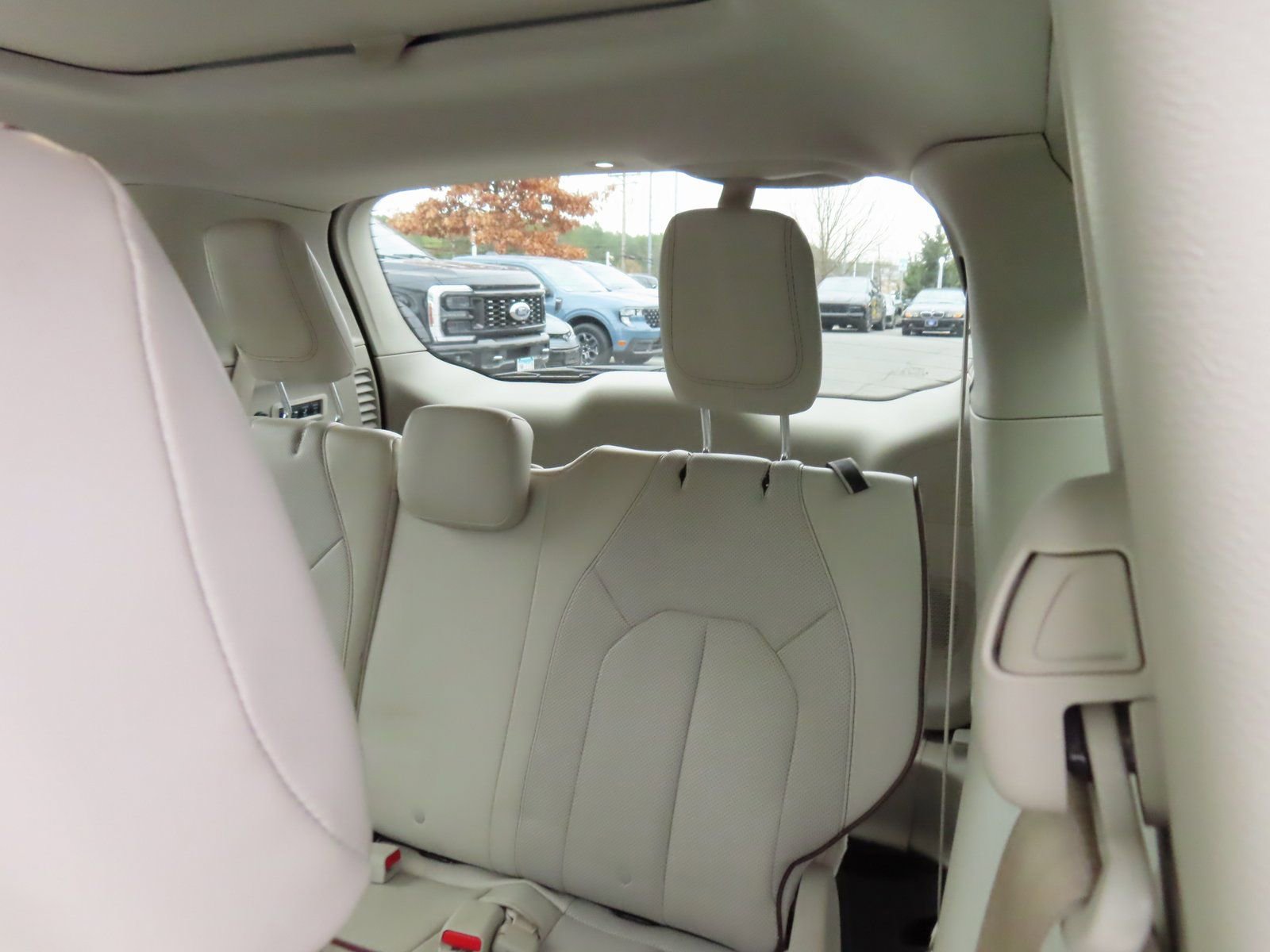 Used 2017 Chrysler Pacifica Limited image 32