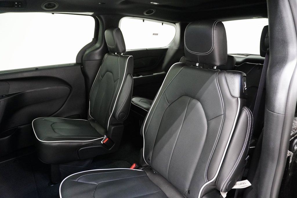 Used 2024 Chrysler Pacifica Limited w/ S Appearance Package image 16