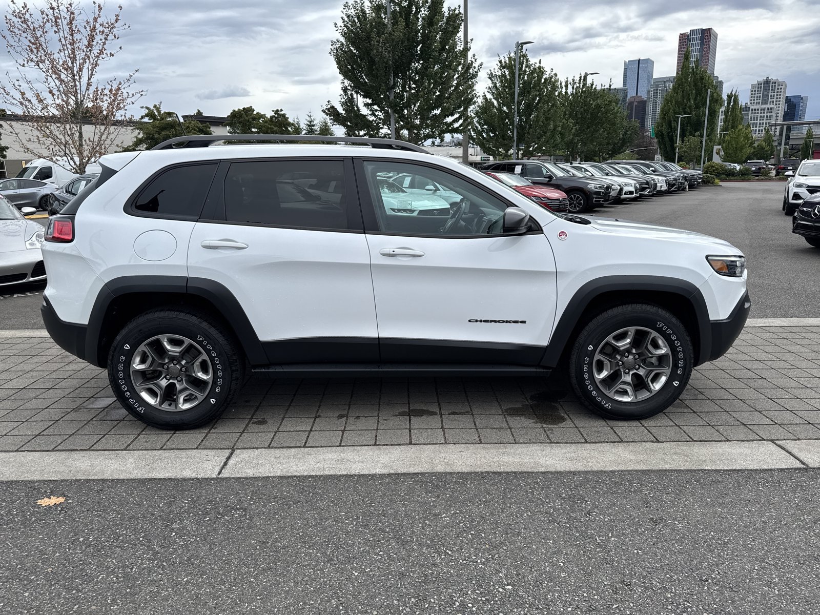Used 2019 Jeep Cherokee Trailhawk AWD/4WD image 4