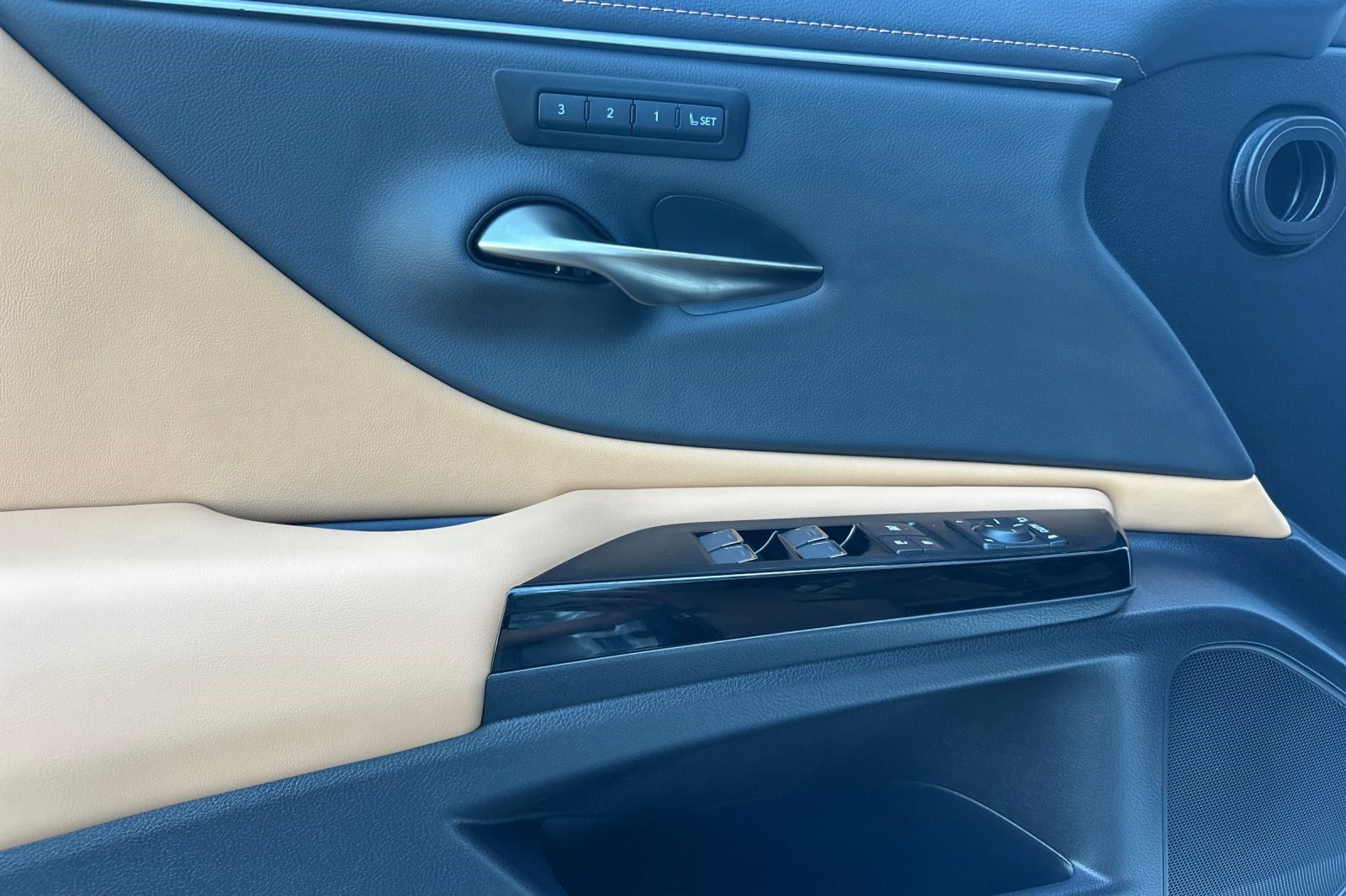 Used 2025 Lexus ES 300h w/ Premium Package image 12