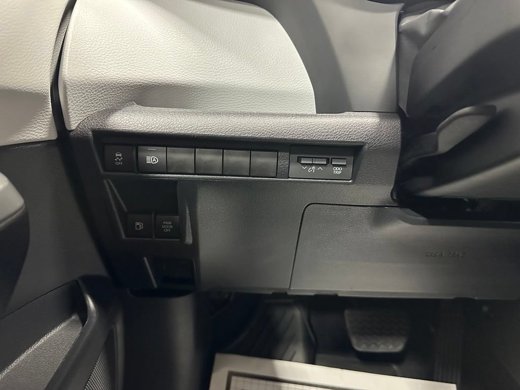 Used 2025 Toyota Sienna LE FWD image 17