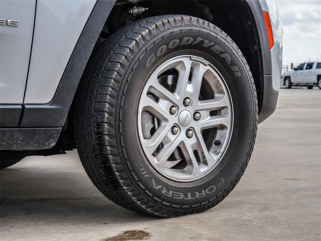 Used 2025 Jeep Grand Cherokee Laredo w/ Luxury Tech Group I image 9