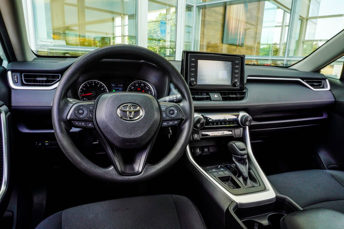Used 2019 Toyota RAV4 LE FWD image 16